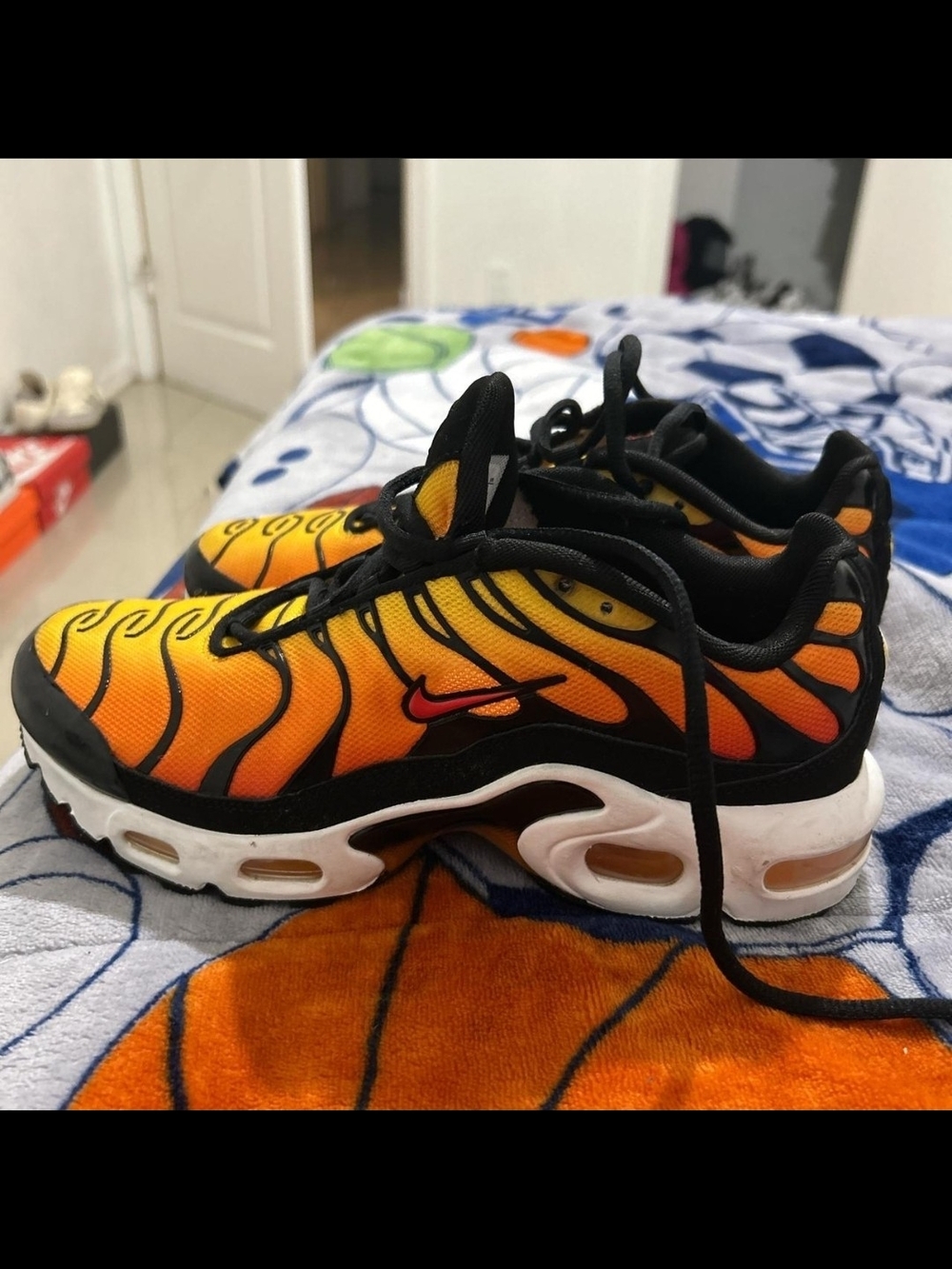Nike Women's Yellow-to-Orange Gradient Black Accents Air Max Plus SneakersUS 6.5 - Picture 3 of 7